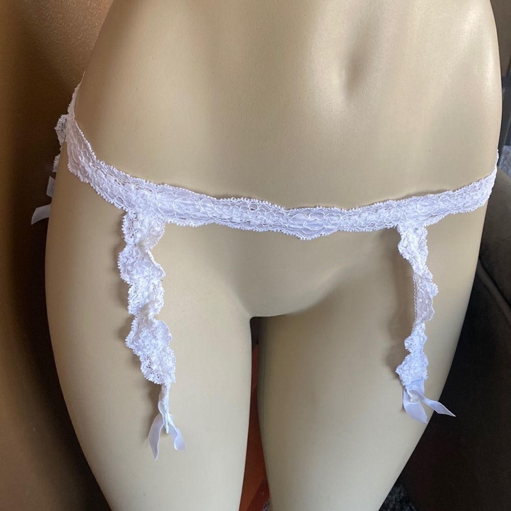 Victoria’s Secret Vintage Lace Garter panties Small